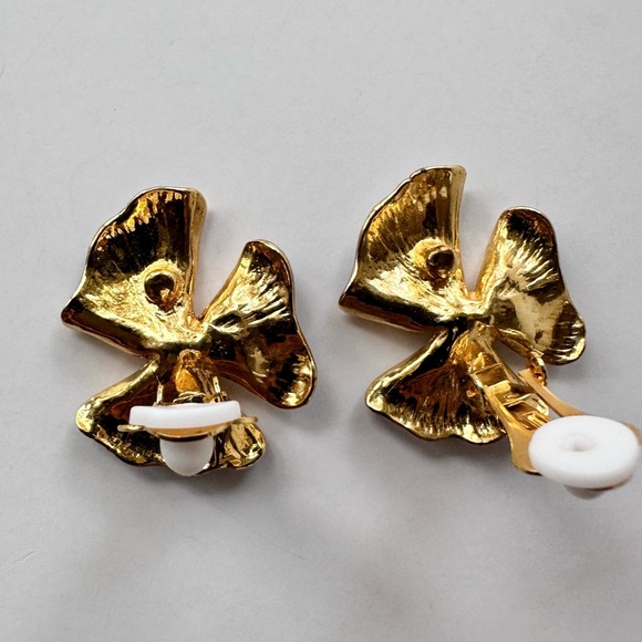 Vintage Chanel 1950s Rare Gilt Hydrangea Flower Clip Earrings by Lina Baretti - Picture 11 of 13